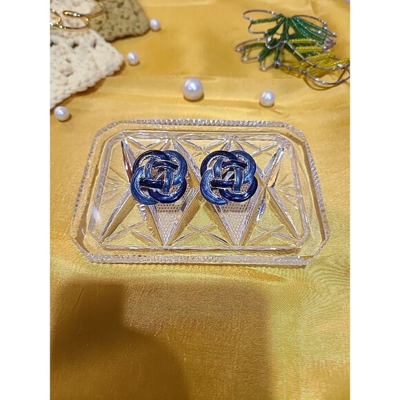 VINTAGE  BLUE CELTIC IRISH KNOTS LARGE CLIP ON EARRINGS - Picture 1 of 8
